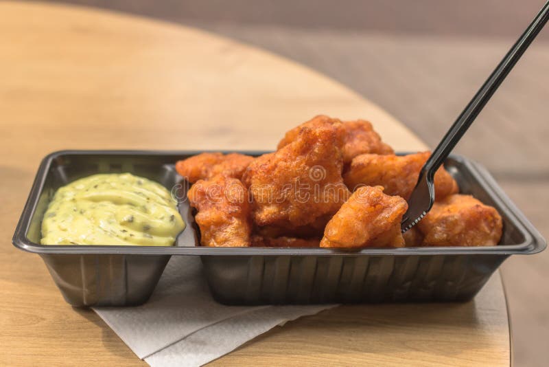 Pedazos de pescados fritos, llamados el kibbeling, con la salsa de remoulade sabrosa foto de archivo Pedazos de pescados fritos, llamados el kibbeling, con la salsa de remoulade sabrosa foto de archivo
