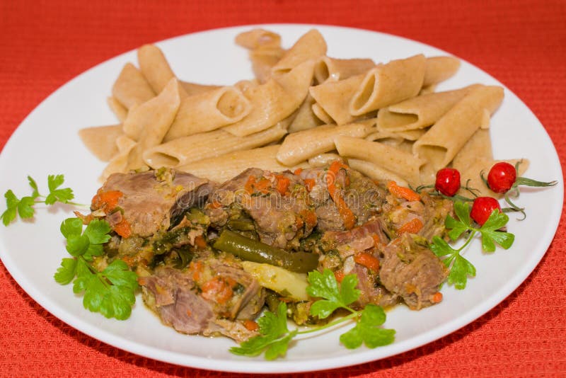 Pedazos de Turquía cocida con las pastas en el lado imagen de archivo libre de regalías Pedazos de Turquía cocida con las pastas en el lado imagen de archivo libre de regalías