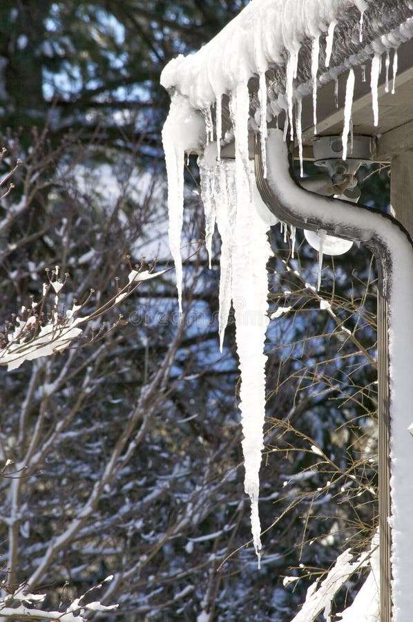 Pedazos del hielo en el canal imagen de archivo Pedazos del hielo en el canal imagen de archivo