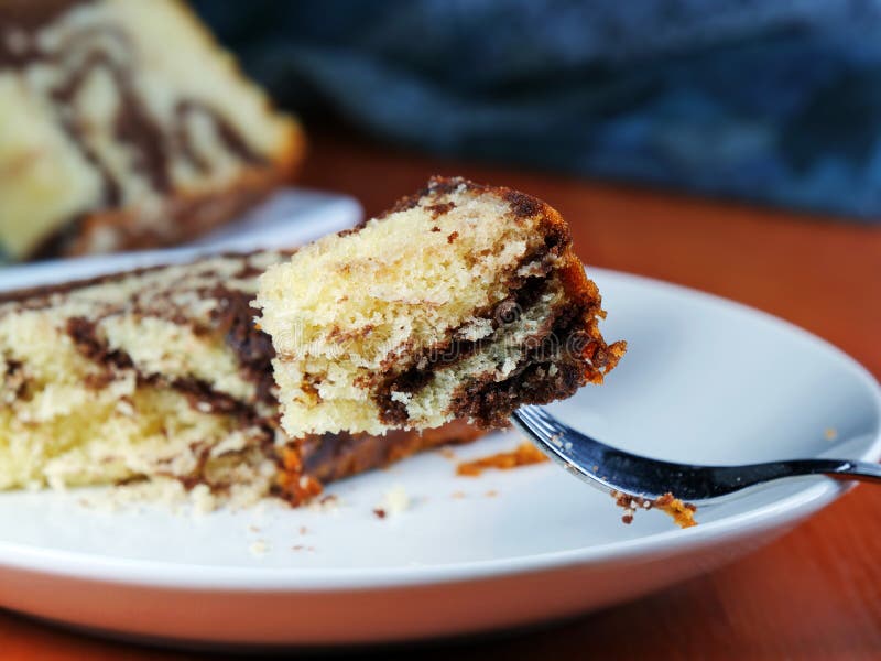 Pedaço de bolo de mármore de chocolate no garfo foto de stock Pedaço de bolo de mármore de chocolate no garfo foto de stock