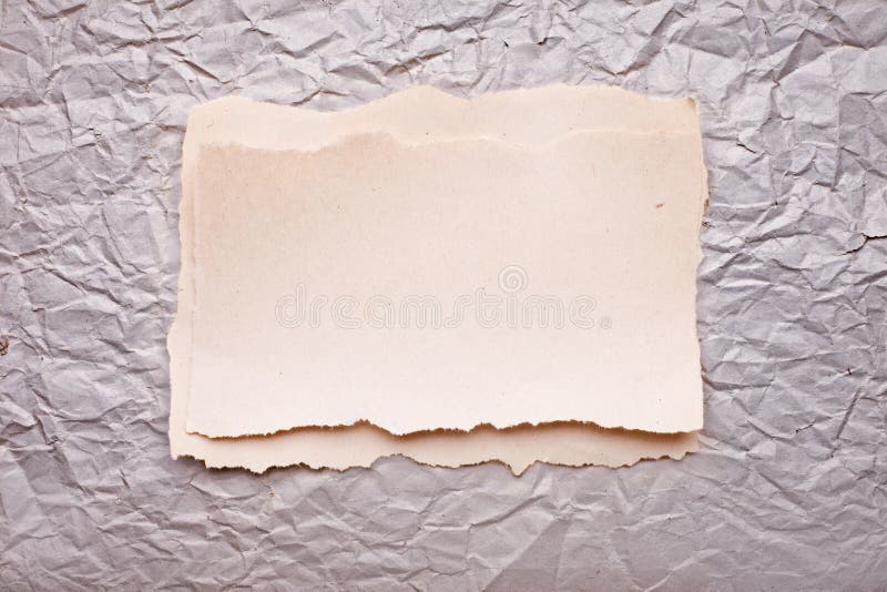 Pedaço de papel rasgado no papel esmagado velho imagens de stock Pedaço de papel rasgado no papel esmagado velho imagens de stock