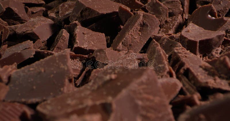 Pedaços de chocolate quebrados espalhados