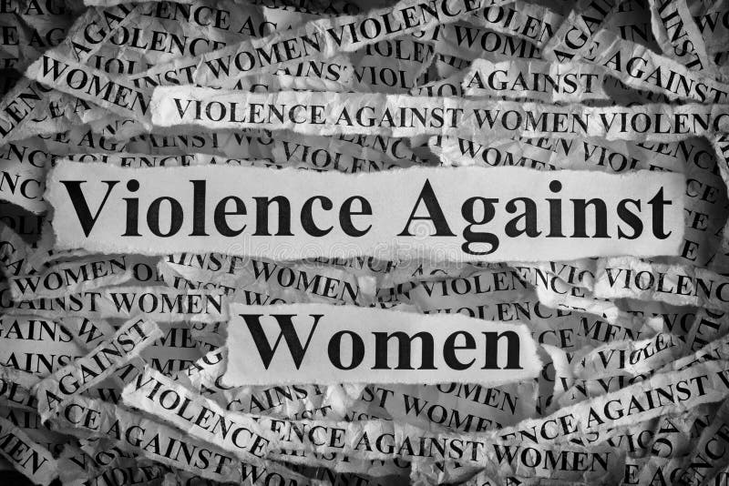 Pedaços de papel rasgados com a violência das palavras contra mulheres
