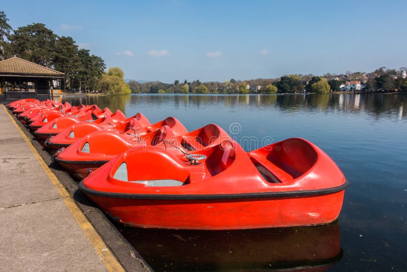 Peddelboten, Pedalos Bij RoathParkmeer, Cardiff Stock Foto Image of