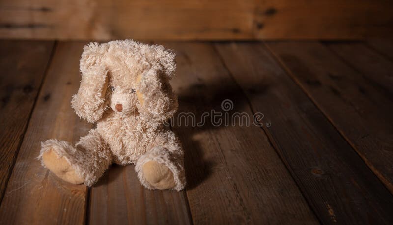 Pederastia La cubierta del oso de peluche observa, fondo vacío oscuro, espacio de la copia imágenes de archivo libres de regalías Pederastia La cubierta del oso de peluche observa, fondo vacío oscuro, espacio de la copia imágenes de archivo libres de regalías