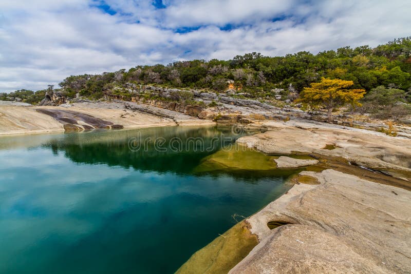 Blaues Grün-Wasser und Herbstlaub des Pedernales Nationalparks, Texas. stockbild Blaues Grün-Wasser und Herbstlaub des Pedernales Nationalparks, Texas. stockbild