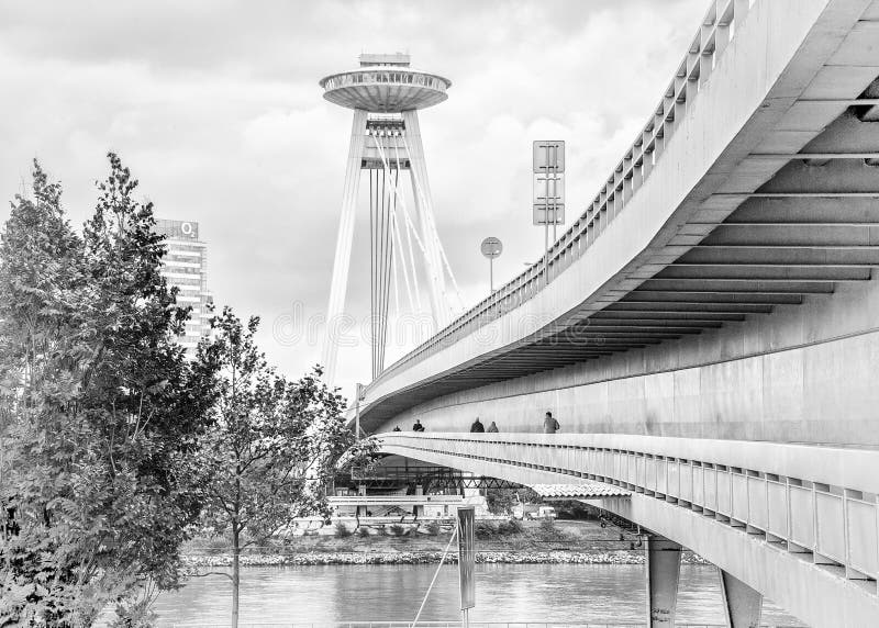 Pešia galéria na moste cez rieku Dunaj v Bratislave