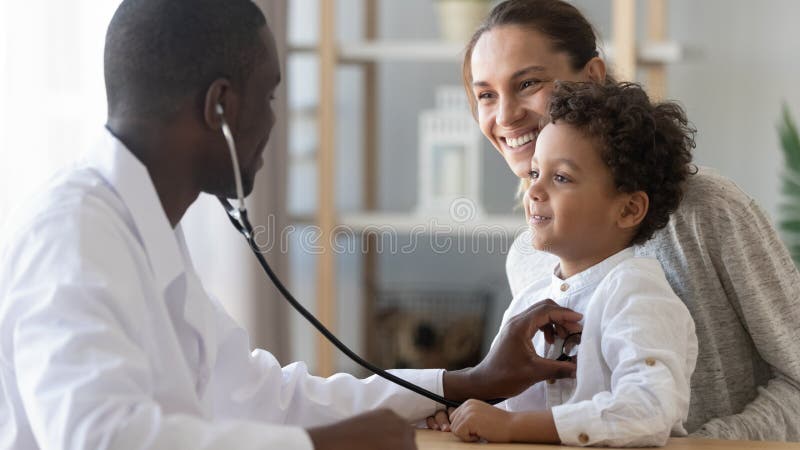 Pediatra africana sujeta a examen de estetoscopio niÃ±o paciente
