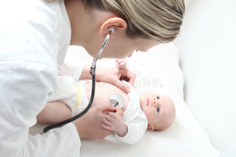 Pediatra con il bambino che controlla difetto possibile del cuore