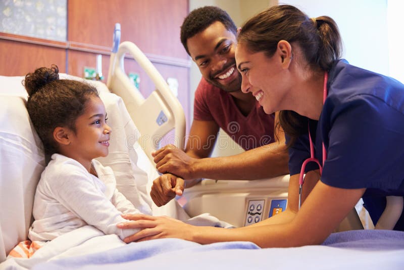 Pediatra Odwiedza ojca I dziecka W łóżku szpitalnym