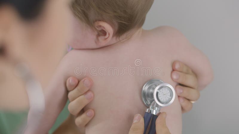 Donna incinta utilizzando uno stetoscopio per ascoltare il suo bambino la  frequenza cardiaca suono, madre ascoltare il suo feto concetto Foto stock -  Alamy