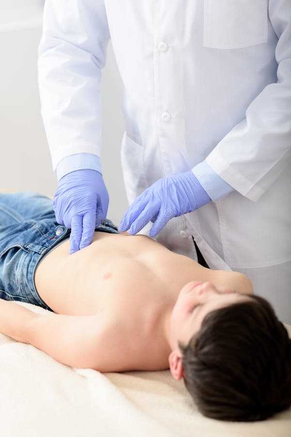 Pediatrisk görande undersökning på ung pojke royaltyfri fotografi Pediatrisk görande undersökning på ung pojke royaltyfri fotografi