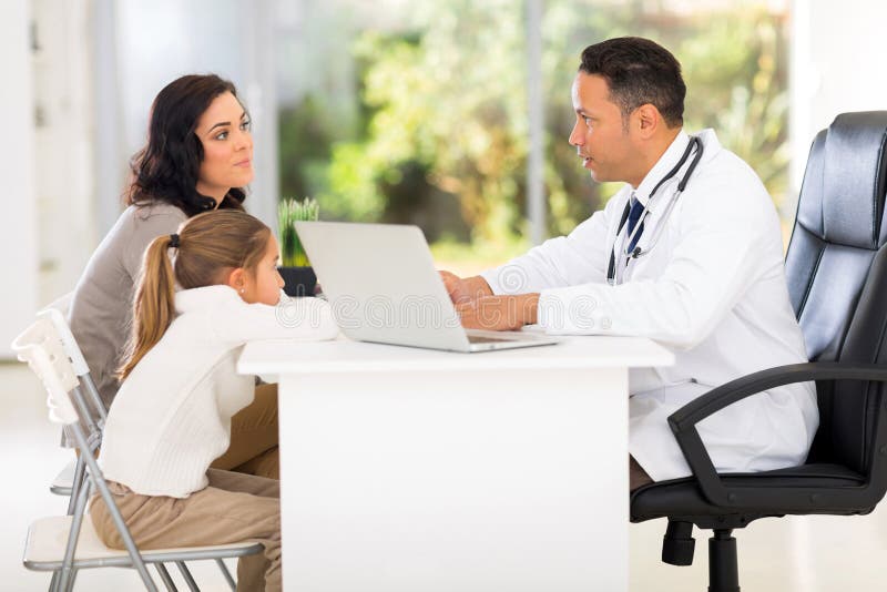 Pediatriskt doktorssamtal arkivbild