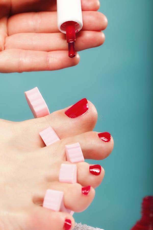 Download Pedicura Del Pie Que Aplica Las Uñas Del Pie Rojas En Azul Foto de archivo - Imagen de mujer, toenail: 44854684