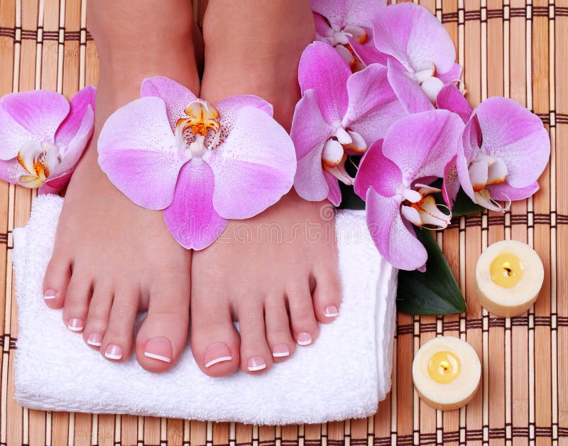 Pedicure. Mooie voeten met Franse manicure stock afbeeldingen Pedicure. Mooie voeten met Franse manicure stock afbeeldingen