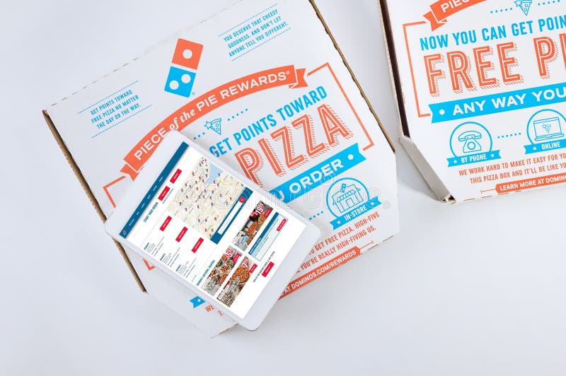 Pedido En Línea Tableta Digital Con Dominos Pizza Logo De Sacar Cajas En  Una Mesa Imagen editorial - Imagen de almuerzo, digital: 208858015