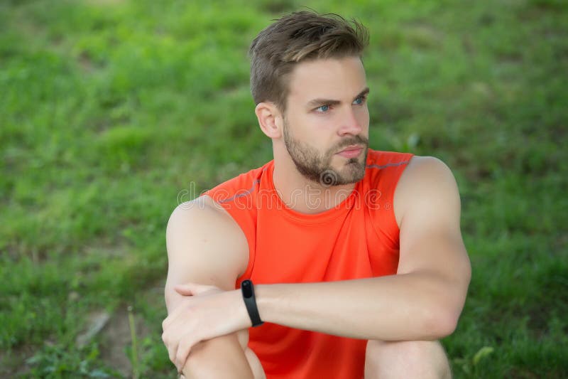 Pedometer ένδυσης αθλητών βραχιόλι σε διαθεσιμότητα Το αθλητικό άτομο χαλαρώνει στην πράσινη χλόη Έλεγχος workout των αποτελεσμάτ στοκ εικόνες με δικαίωμα ελεύθερης χρήσης
