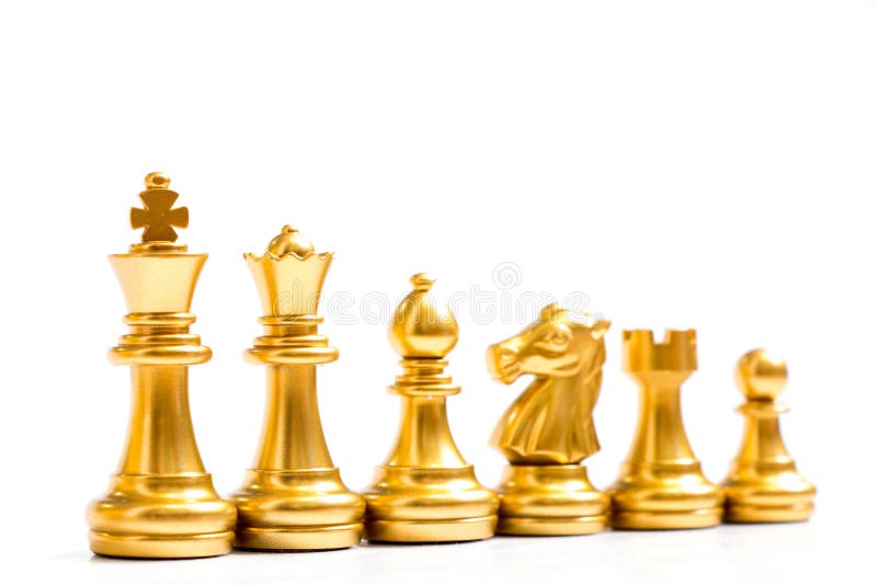 A peça de xadrez da rainha dourada em pé com o cavaleiro de prata