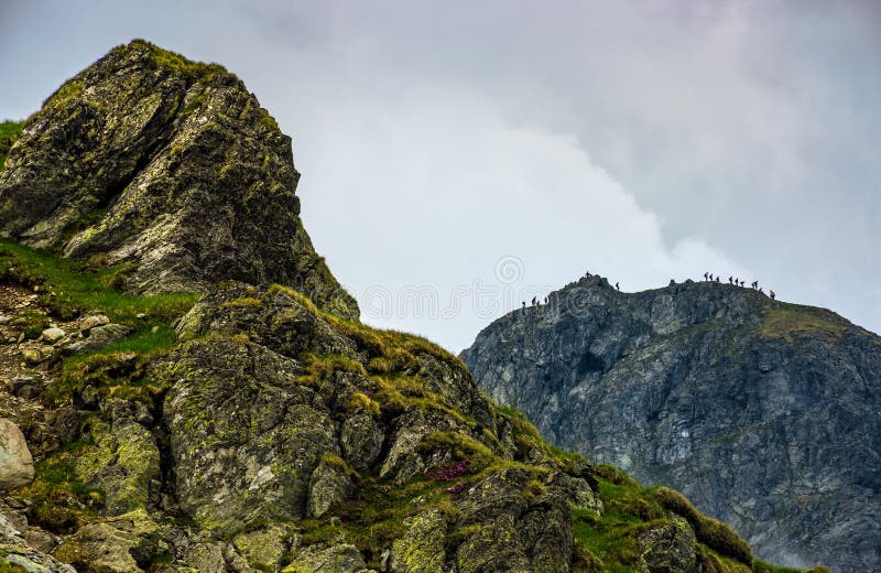 Pedra enorme na borda de um monte fotos de stock Pedra enorme na borda de um monte fotos de stock