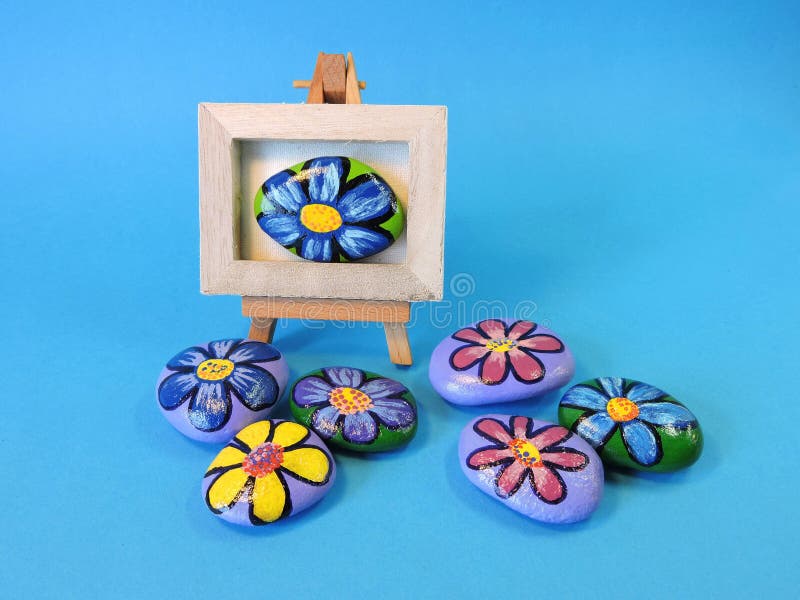 Pedras com flores pintadas imagens de stock royalty free Pedras com flores pintadas imagens de stock royalty free