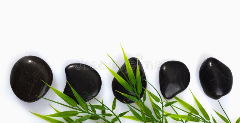 Pedras da massagem dos termas e folhas do bambu imagem de stock Pedras da massagem dos termas e folhas do bambu imagem de stock