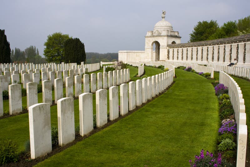 Pedras graves dos soldados da primeira guerra de mundo fotos de stock Pedras graves dos soldados da primeira guerra de mundo fotos de stock