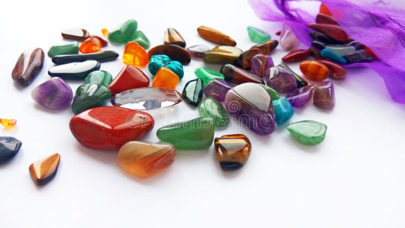 Pedras preciosas e gemas semi preciosas coloridas brilhantes naturais no fundo branco imagens de stock Pedras preciosas e gemas semi preciosas coloridas brilhantes naturais no fundo branco imagens de stock