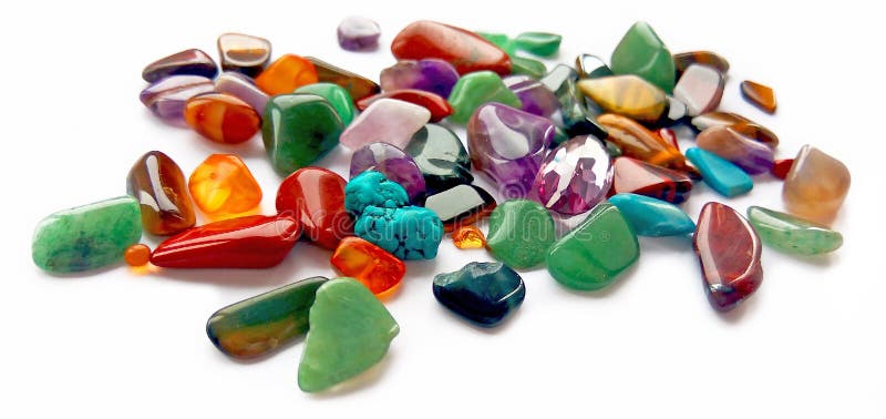 Pedras preciosas semi preciosas coloridas brilhantes naturais sortidos e gemas no fundo branco imagens de stock Pedras preciosas semi preciosas coloridas brilhantes naturais sortidos e gemas no fundo branco imagens de stock