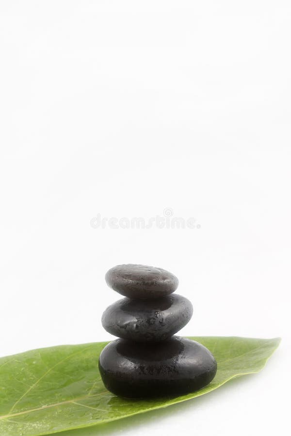 Pedras pretas equilibradas do zen foto de stock Pedras pretas equilibradas do zen foto de stock