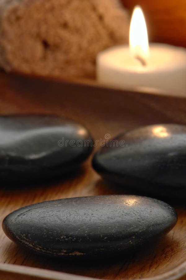 Pedras quentes lustradas da massagem em uns termas foto de stock royalty free Pedras quentes lustradas da massagem em uns termas foto de stock royalty free