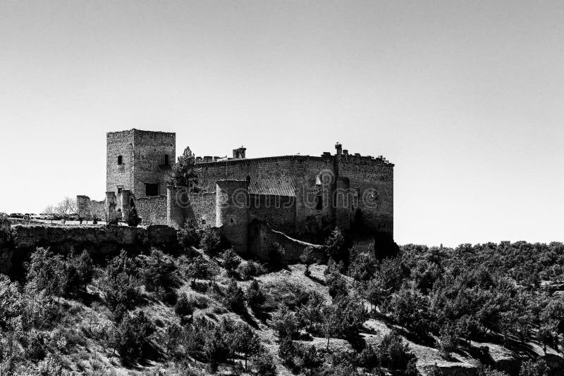 Pedraza, Castiglia Y Leon, Spagna: vista del castello di Pedraza da Mirador il Tungueras immagini stock Pedraza, Castiglia Y Leon, Spagna: vista del castello di Pedraza da Mirador il Tungueras immagini stock
