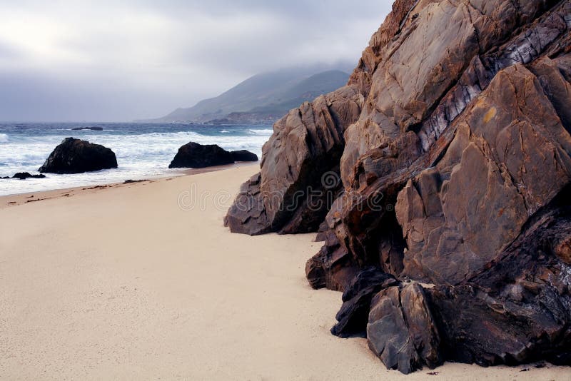 Pedregulhos, costa, praia de Garrapata, Califórnia foto de stock Pedregulhos, costa, praia de Garrapata, Califórnia foto de stock