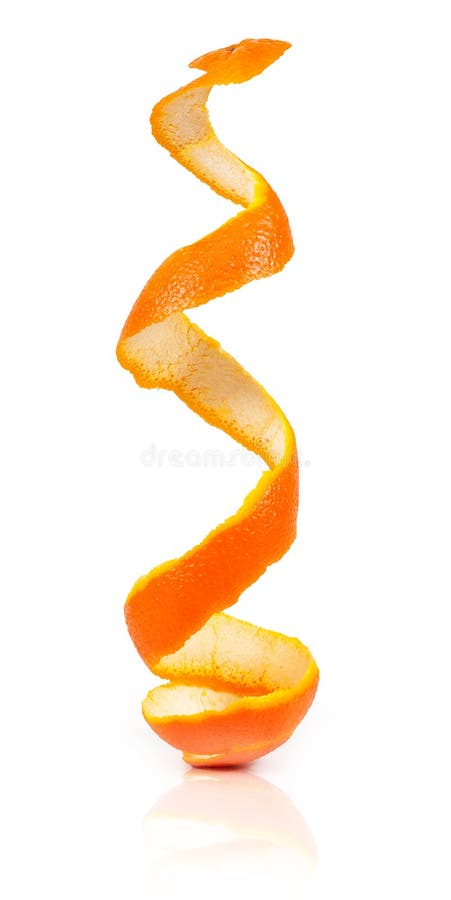 Naranja corteza aislado sobre fondo blanco.