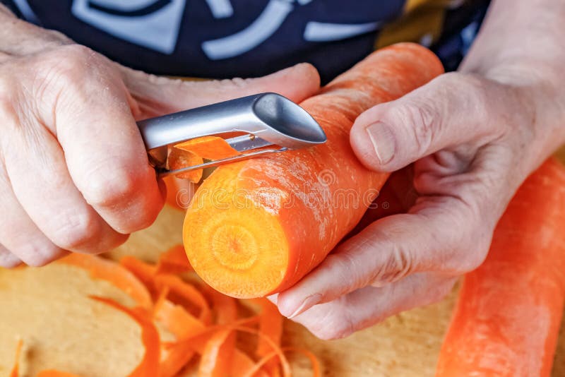 https://thumbs.dreamstime.com/b/peeling-fresh-juicy-carrot-peeler-vegetables-fruits-female-hands-close-up-207916706.jpg