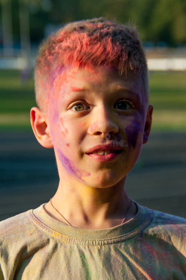 Peignez le garçon de Holi images libres de droits Peignez le garçon de Holi images libres de droits