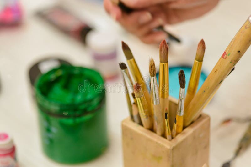 Peignez le pot et les brosses photos stock Peignez le pot et les brosses photos stock
