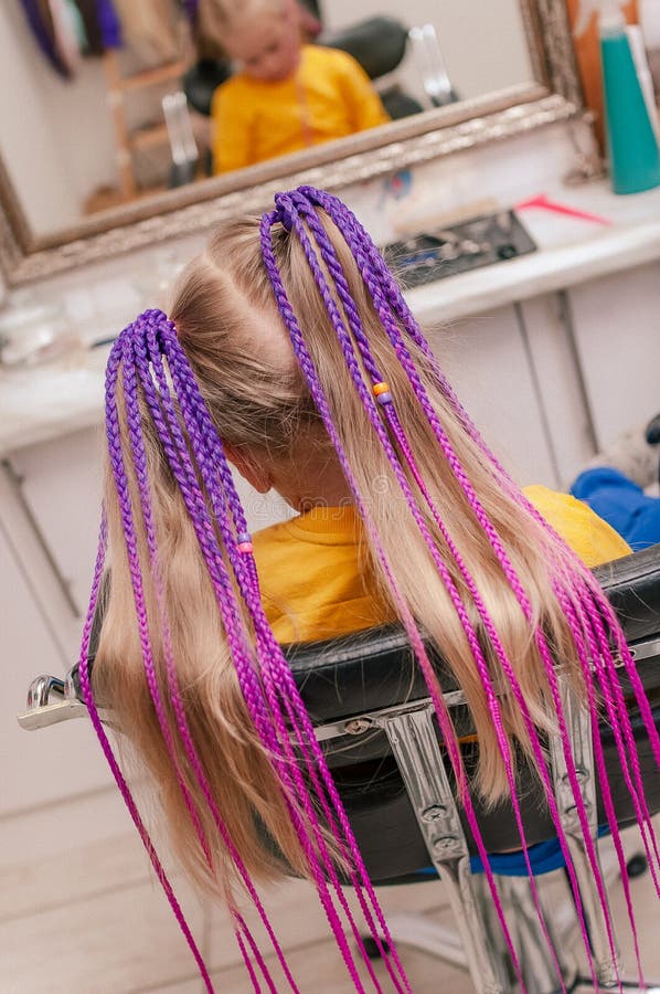 Peinado Con Trenzas Para Niñas Imagen de archivo - Imagen de pelo,  retroceder: 231770289