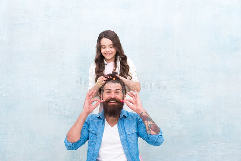 Peinado del cambio Criar a la muchacha Cree el peinado divertido Niño que hace el peinado que diseña la barba del padre Siendo me fotografía de archivo Peinado del cambio Criar a la muchacha Cree el peinado divertido Niño que hace el peinado que diseña la barba del padre Siendo me fotografía de archivo