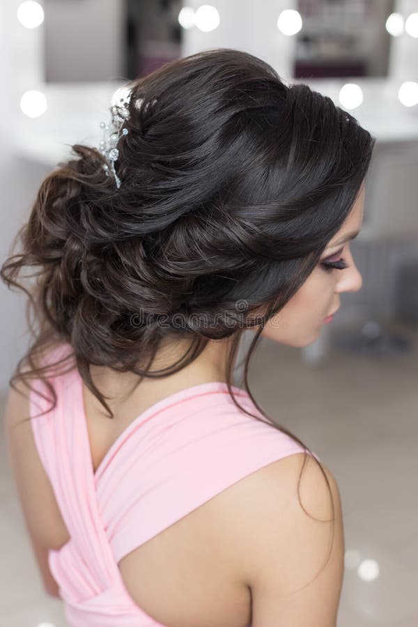 Peinado Elegante Hermoso En Muchacha Hermosa Del Pelo Oscuro Con Un  Ornamento De Piedras En Su Pelo, Peinado De La Tarde Para El Foto de  archivo - Imagen de elegante, tarde: 81847282