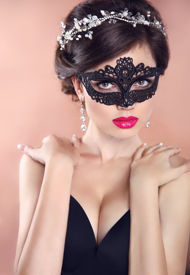 Peinado elegante Muchacha hermosa en máscara negra del velo masquerade