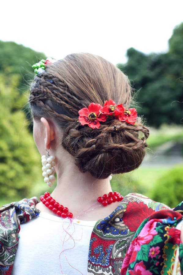 Peinado Para Un Traje Ruso Tradicional Foto de archivo - Imagen de rojo,  peinado: 41895094