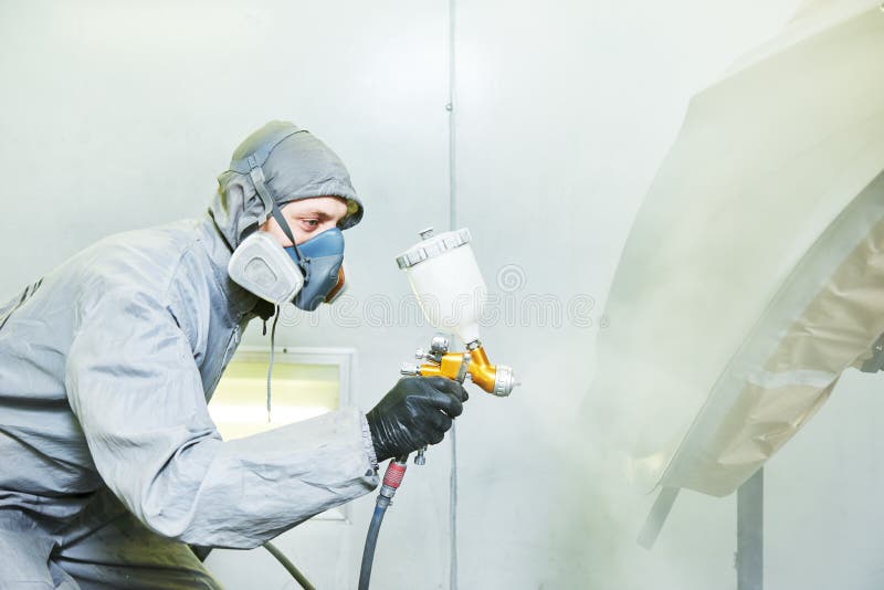 Peintre de d?panneur dans le capot de voiture d'automobile de peinture de chambre image libre de droits Peintre de d?panneur dans le capot de voiture d'automobile de peinture de chambre image libre de droits