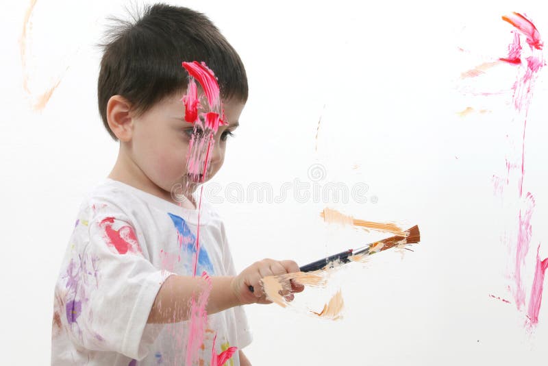 Peinture adorable de garçon d'enfant en bas âge sur la glace photos libres de droits Peinture adorable de garçon d'enfant en bas âge sur la glace photos libres de droits