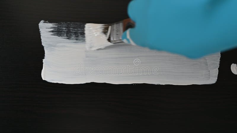 Peinture de brosse ligne blanche sur la surface sombre illustration de vecteur