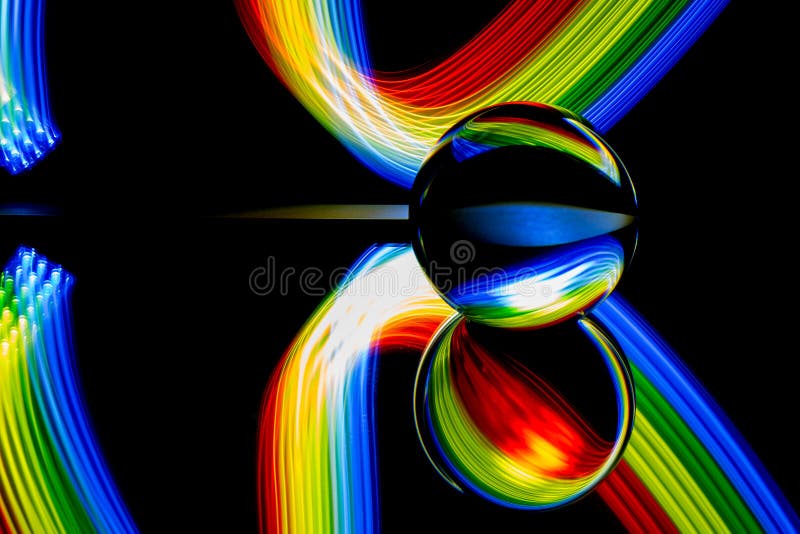 Peinture de lumière de boule en verre - rayures rouges vertes bleues photo stock Peinture de lumière de boule en verre - rayures rouges vertes bleues photo stock