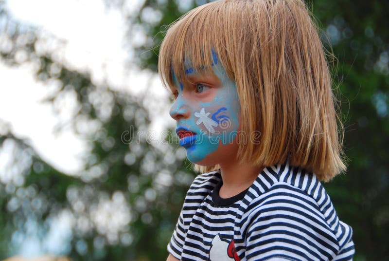 Enfant De Masque De Peinture De Visage Photo stock - Image du