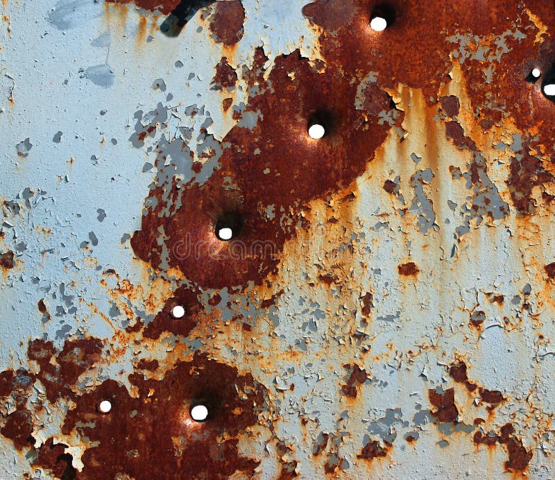 Peinture et trous de balle de écaillement sur la plaque de métal rouillée photographie stock Peinture et trous de balle de écaillement sur la plaque de métal rouillée photographie stock