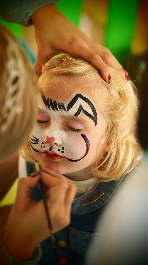 Enfant Avec La Peinture De Visage De Kitty Mignonne Petite Fille Avec Le  Masque Peint Sur Le Visage Du Chat Arc-en-ciel Photo stock - Image du  caucasien, renivellement: 215767194