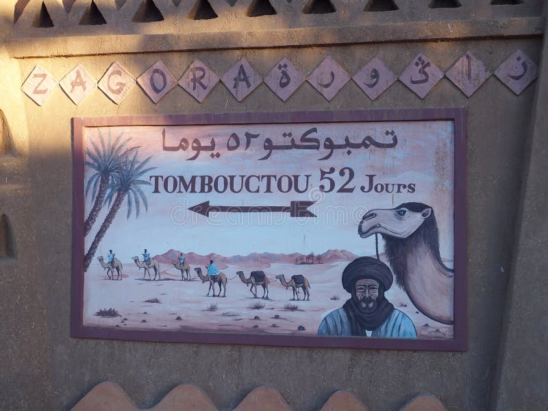 Peinture murale dans la ville de Zagora d'Africain au Maroc, moyens : 52 jours vers Tombouctou au Mali à pied ou le chameau image libre de droits Peinture murale dans la ville de Zagora d'Africain au Maroc, moyens : 52 jours vers Tombouctou au Mali à pied ou le chameau image libre de droits