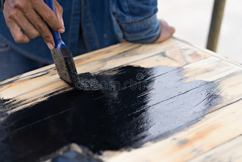 Peinture Noire Avec La Brosse Sur Le Bois Image stock - Image du concept,  pinceau: 107221223